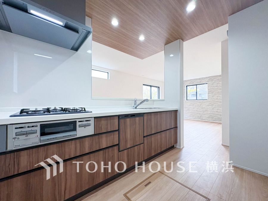 家事動線やリビングとのつながりに配慮し、食事の準備や片付けなどの家事を楽しくするキッチンスペースに仕上げました。毎日使う場所だから気持よく使えて、居心地の良い空間に。