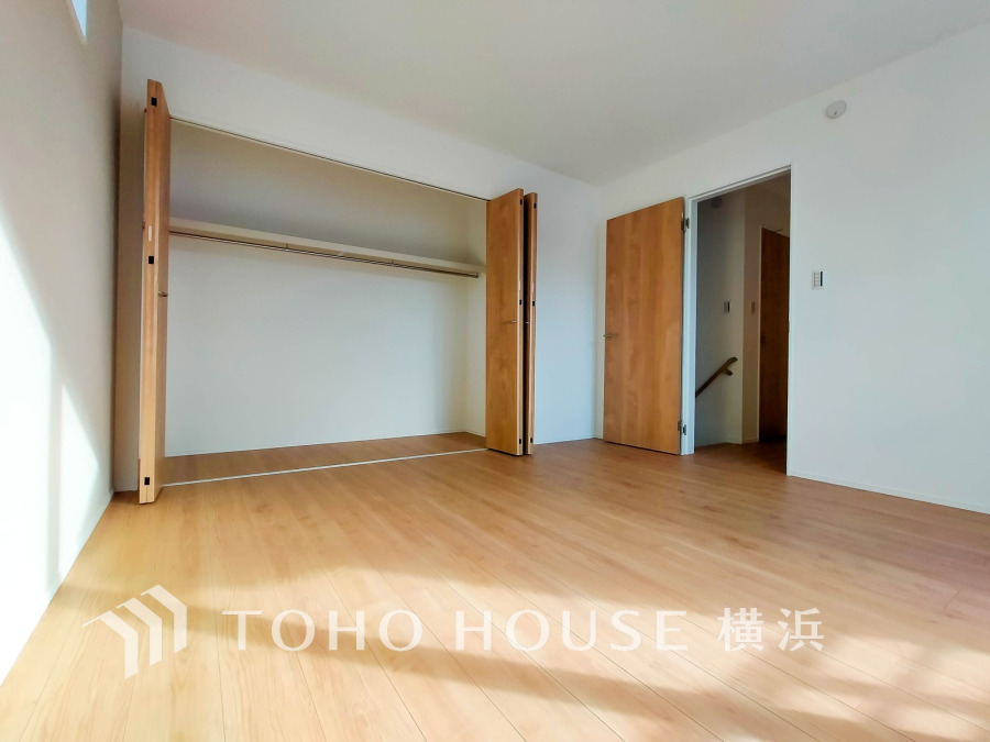 1日の疲れを癒し、心地よく寛げるようゆったりとした広さを確保しています。プライベートタイムをより優雅に穏やかに…。落ち着いた雰囲気を紡ぎます。