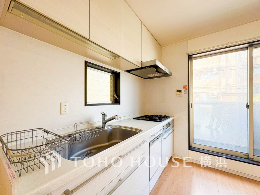 明るい光が差し込むキッチンは、収納豊富で使い勝手良好。窓と勝手口で換気も快適です。