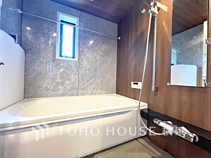 上質が感じられるカラーリングで、清潔な空間美を実現。一日の疲れが癒される優雅なバスタイムを堪能できるゆとりあるバスルームです。
