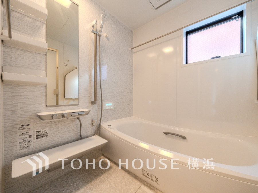 上質が感じられる質感とカラーリングで、清潔な空間美を実現。一日の疲れが癒される優雅なバスタイムを堪能できるゆとりあるバスルームです。