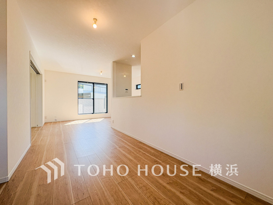 【Living room】
家族みんなが爽やかに健やかに過ごせるように、溢れる光をたっぷり取り込んだリビングダイニング。集いの場、憩いの場としての快適性を求めたやすらぎの空間です。