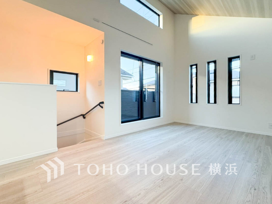 光と風があふれる開放的なリビングダイニングには自然と家族みんなが集まってきます。明るく穏やかな空気のなかで飲んだり、食べたり、笑ったり。