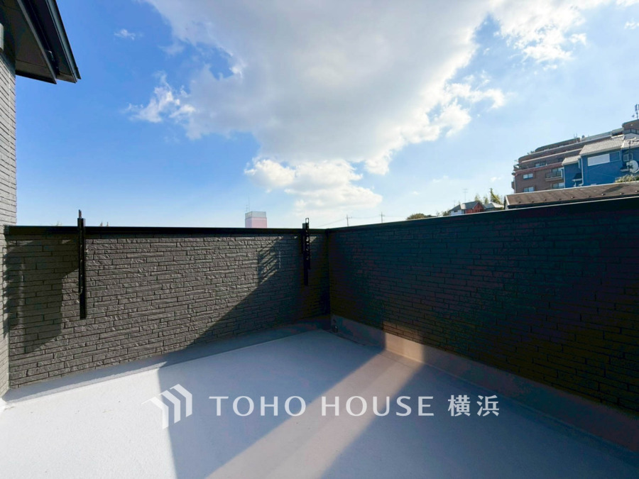 開放感あふれる広々としたルーフバルコニーで、ゆったりとしたひとときをお過ごしいただけます。