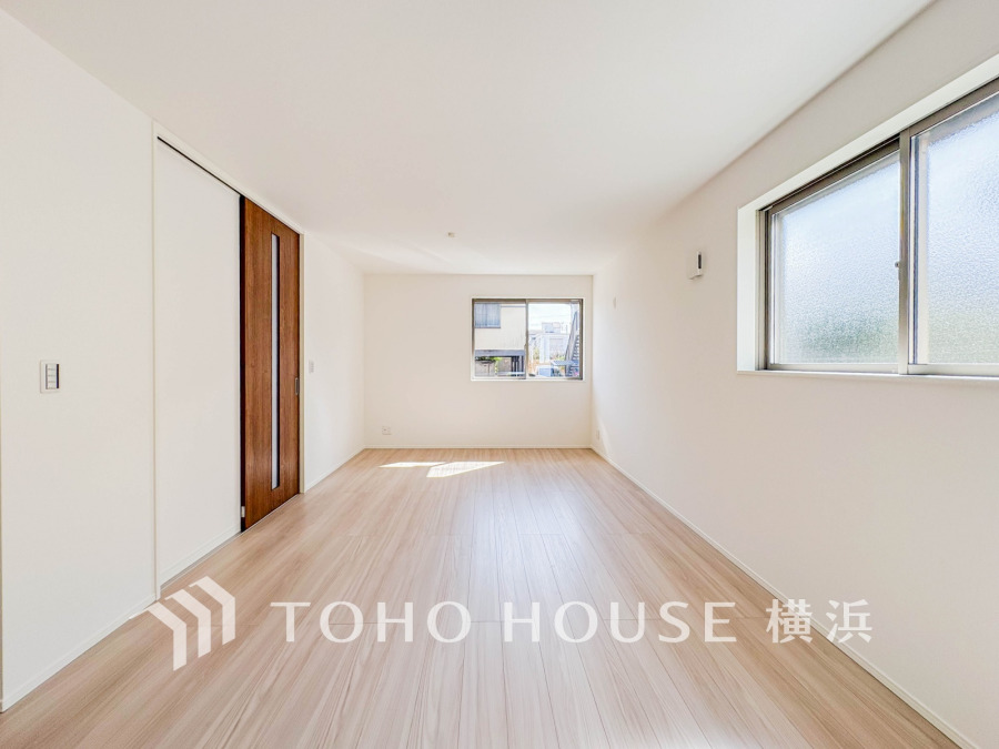 明るい自然光が差し込む、シンプルで広々とした快適な居室空間です。収納も充実しています。