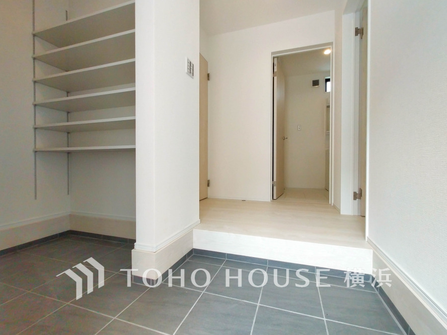 収納力抜群のシューズインクローゼット付き玄関。スッキリ片付き、家族みんなの靴をまとめて収納できます。