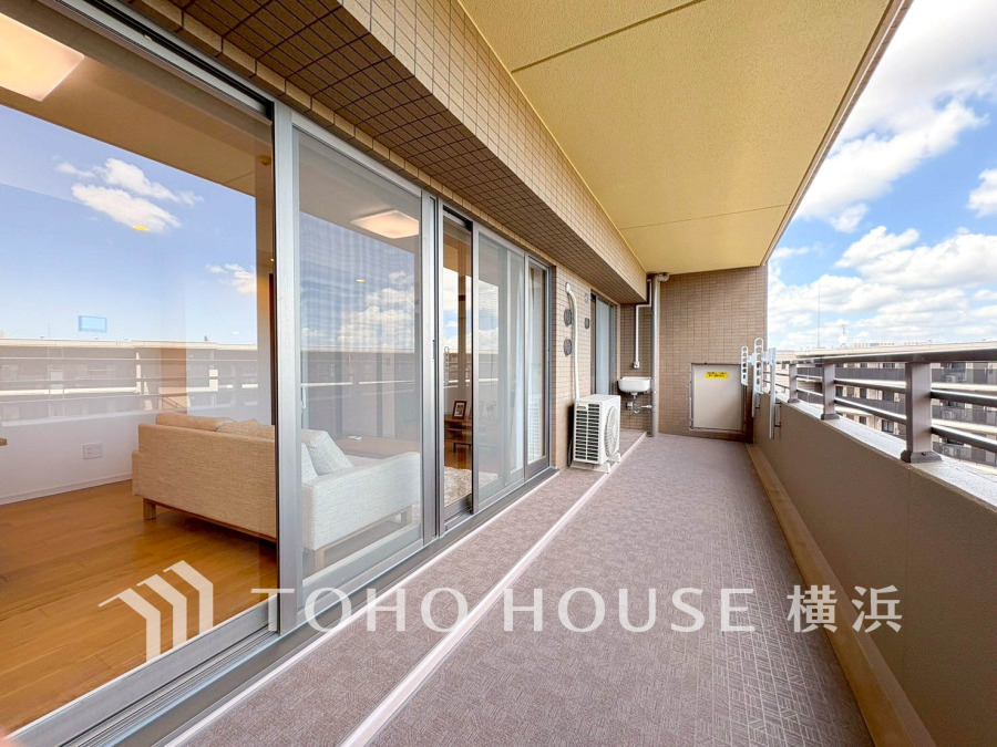 約2mのワイドスパンの2部屋にまたがる広いバルコニーから、暮らしの中での光と風を演出してくれています。見事なまでの開放的な空間をお楽しみください