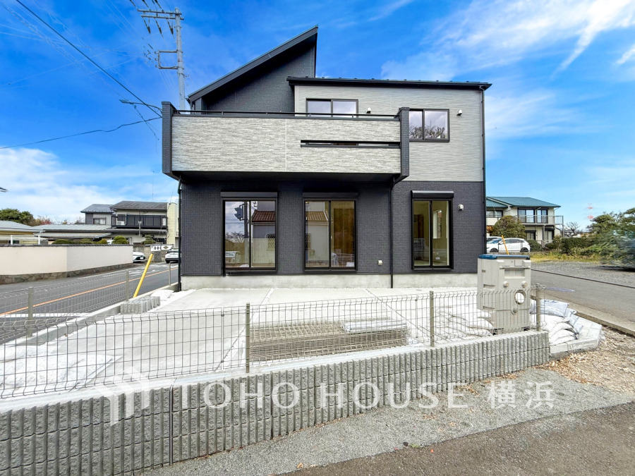 開放的な角地に建つ重厚感のあるモダンな新築一戸建て。2台駐車スペース（車種によります）完備のゆとりあるお住まいです。