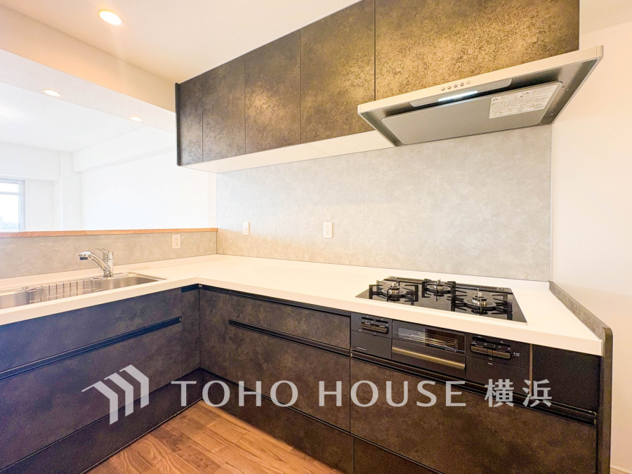 内装の主役でもあり、日常活躍する重要な水回りでもあるからこそ機能性・デザイン性に力を入れております。お手入れのしやすいシステムキッチンを採用しております。