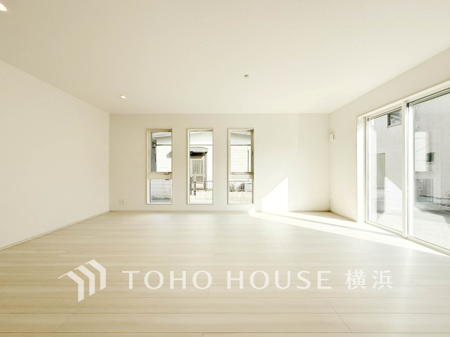 家族と過ごすひと時を溢れる光が優しく包み込むリビングダイニング。家族とともに、心穏やかに過ごすひととき。家族との時間、自分の時間を大切にできる空間がここにあります。