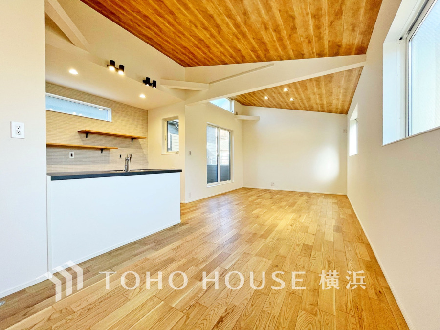 ウッディな勾配天井が印象的なあたたかく穏やかな時間を彩るLDK。高い天井に反射する優しい光の中、優雅なひと時を楽しめそう。