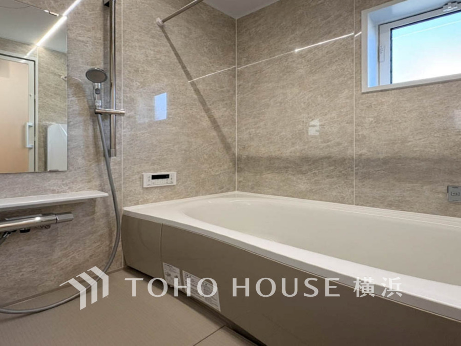 快適な使い心地とゆとりある空間が1日の疲れを解きほぐすバスルーム。空間も浴槽もゆったりのびのび使えるゆとり設計。広く感じるゆとり設計で快適なリラックスタイムを過ごせます。