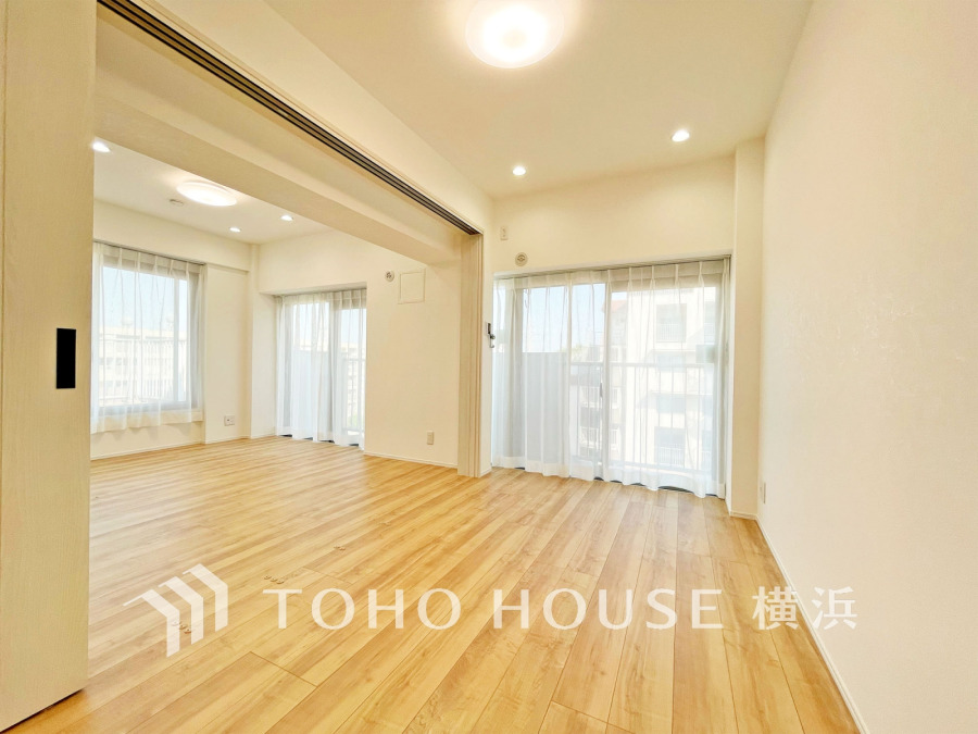 バルコニーに面した南東向きの明るい洋室。扉を開放して隣接するリビングと一体化して使うことも可能です。