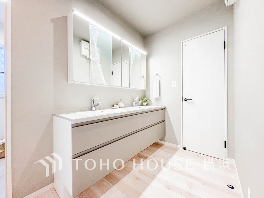 ゆとりある洗面室には、忙しい朝に嬉しいダブルボウルのワイド洗面台を設置
