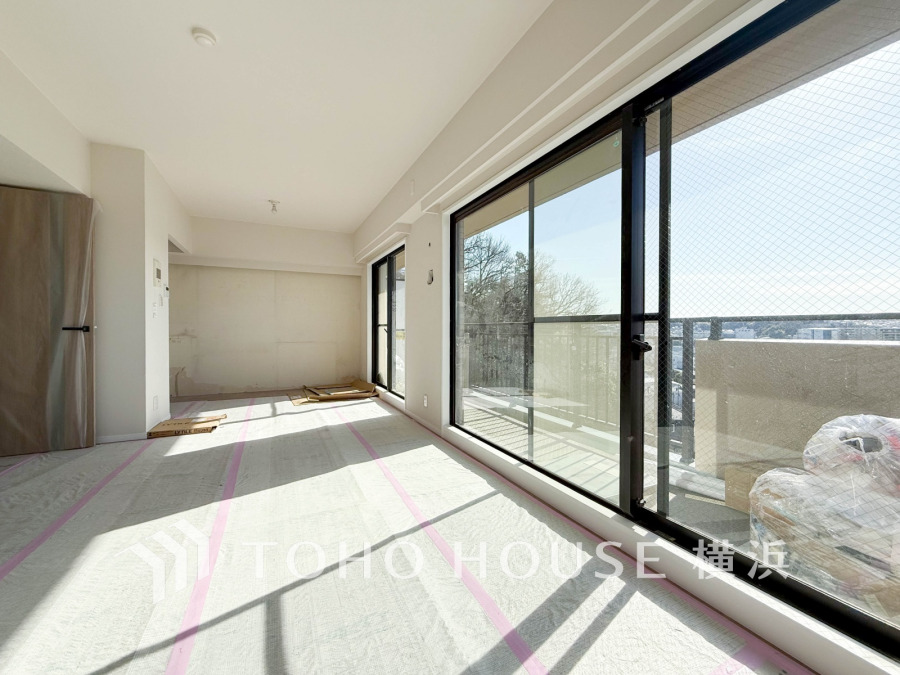 【2026年2月撮影】家族と過ごすひと時を溢れる光が優しく包み込むリビングダイニング。家族とともに、心穏やかに過ごすひととき。家族との時間、自分の時間を大切にできる空間がここにあります。