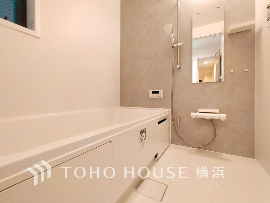 清潔感あふれる明るいカラーとお掃除もしやすいシンプルなデザインのバスルーム。ゆったりリラックスできる広めのバスタブで一日の疲れを癒します。