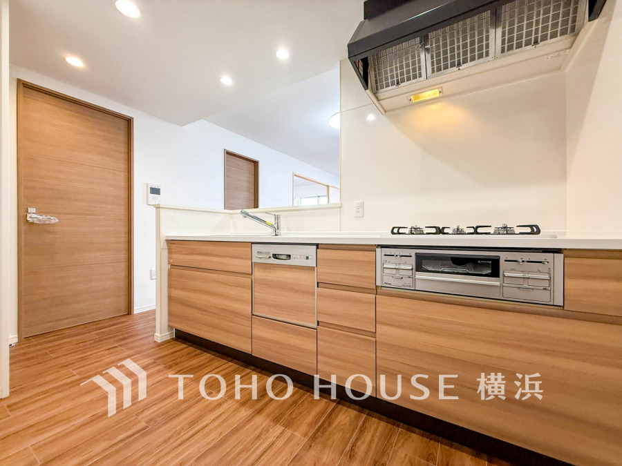 内装の主役でもあり、日常活躍する重要な水回りでもあるからこそ機能性・デザイン性に力を入れております。お手入れのしやすいシステムキッチンを採用しております。