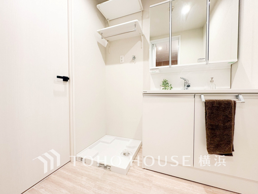 清潔感のあるプライベート空間は、身だしなみチェックや肌のお手入れに最適です。収納もあり、スッキリと見映えの良い空間に拵えました。時間に余裕とゆとりを持たせます。