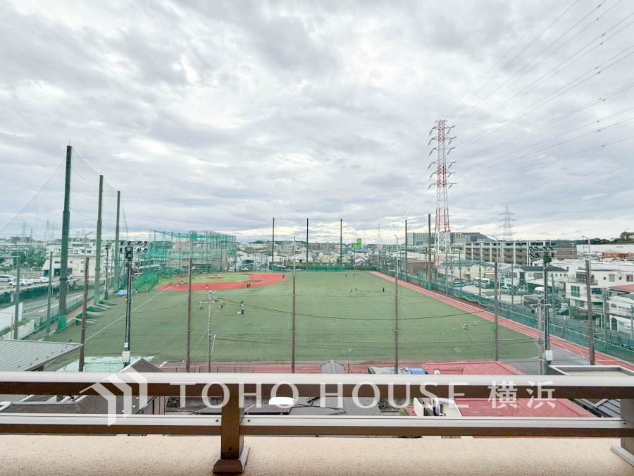開放感があり、遮るものもなく気持ちのいい景色が広がります。お部屋にも爽やかな風と暖かく柔らかな日差しが差し込み、毎日の暮らしを豊かに彩ります。
