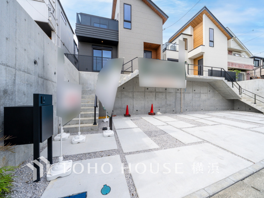 並列2台駐車可能なカースペース（車種によります）。豊かな街並みの閑静な住宅街に新た彩りを添える、気品感じる佇まい。