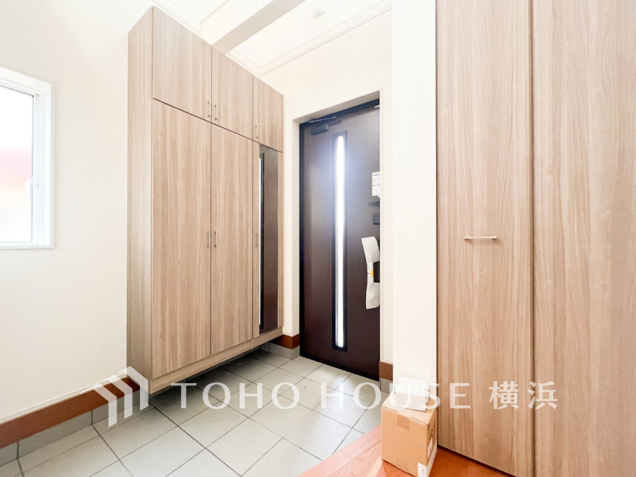 お客様をお迎えする玄関は落ち着いた雰囲気。帰り着くたびに洗練されたテイストの空間に迎えられ誇りと喜びを感じる玄関まわりです。 