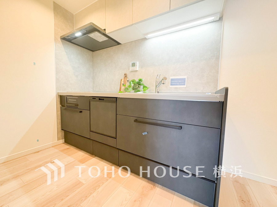 シンプルでスタイリッシュなデザインのキッチン。収納豊富で使いやすさと清潔感を両立しています。