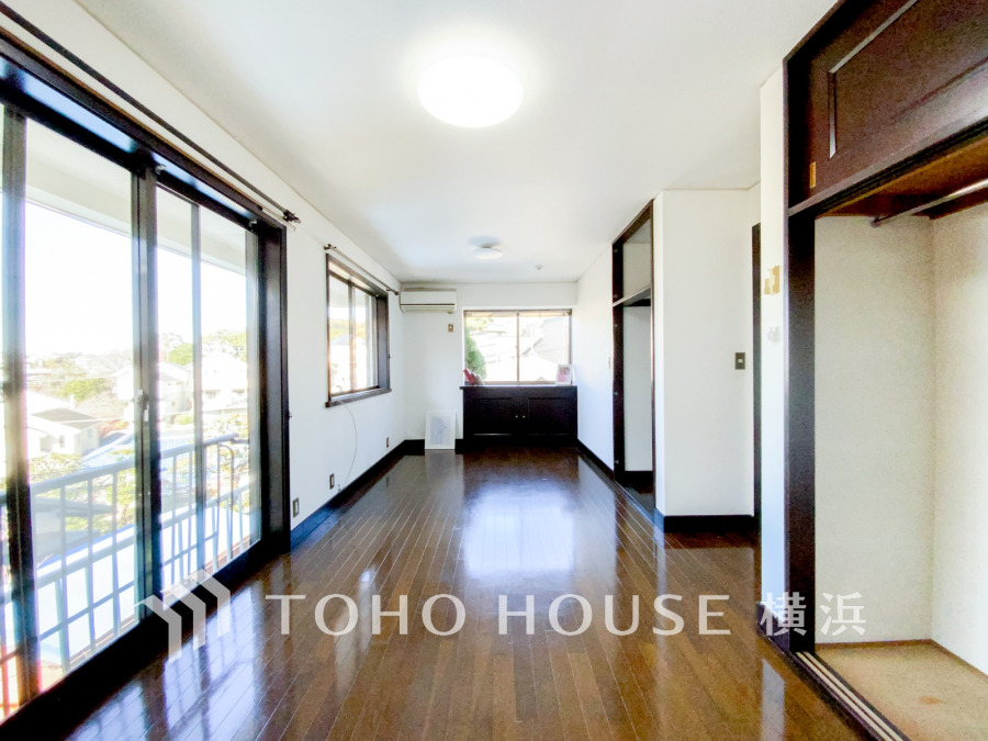 大きな窓からたっぷりと陽光が注がれる明るい空間。家族の成長に対応できる永住仕様の間取り。時を忘れて過ごす場所として過ごせるお部屋。