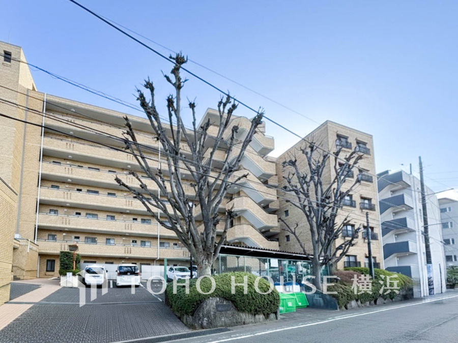 青葉台駅徒歩6分の落ち着いた住宅街に佇む上質なマンション。