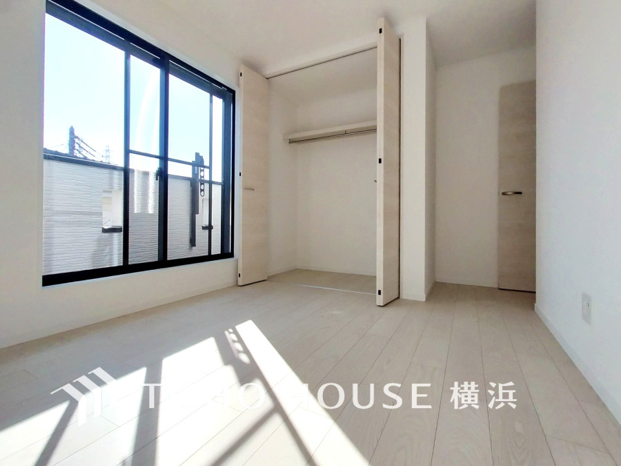 ひとりの時間をゆったり過ごしたり、静かな環境で趣味に打ち込んだり、自分時間を快適に過ごすプライベートルーム。大きな窓で彩られた空間は、心地よい風と伸びやかな眺めを愉しむ特等席に。