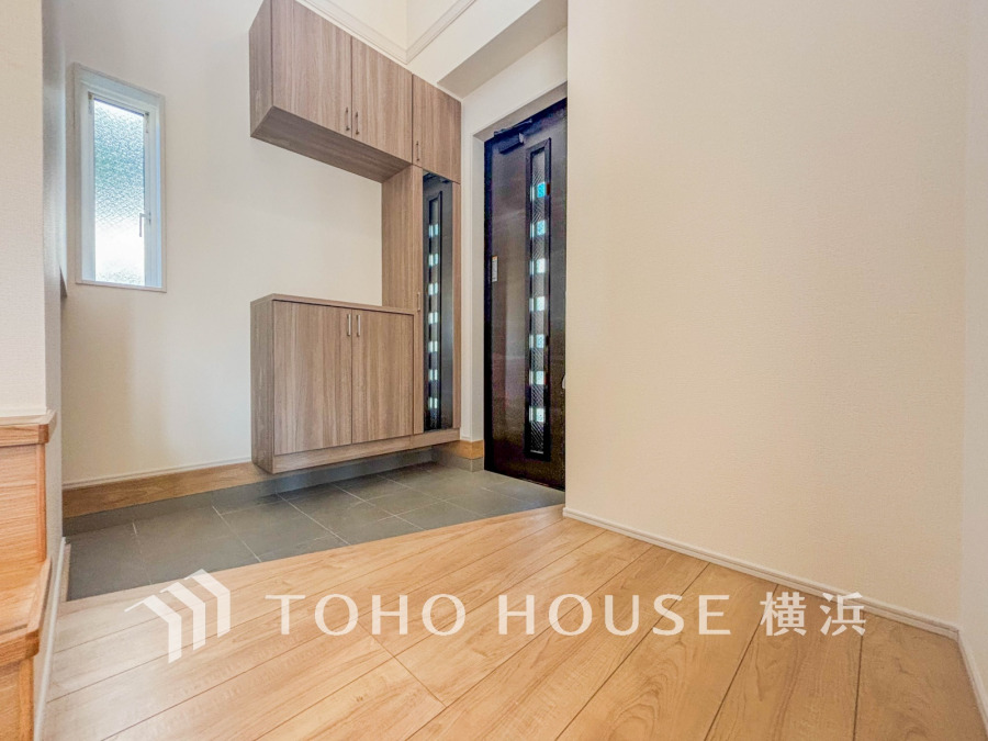 収納豊富な玄関スペース。落ち着いた色を基調としたゆとりある空間です。
