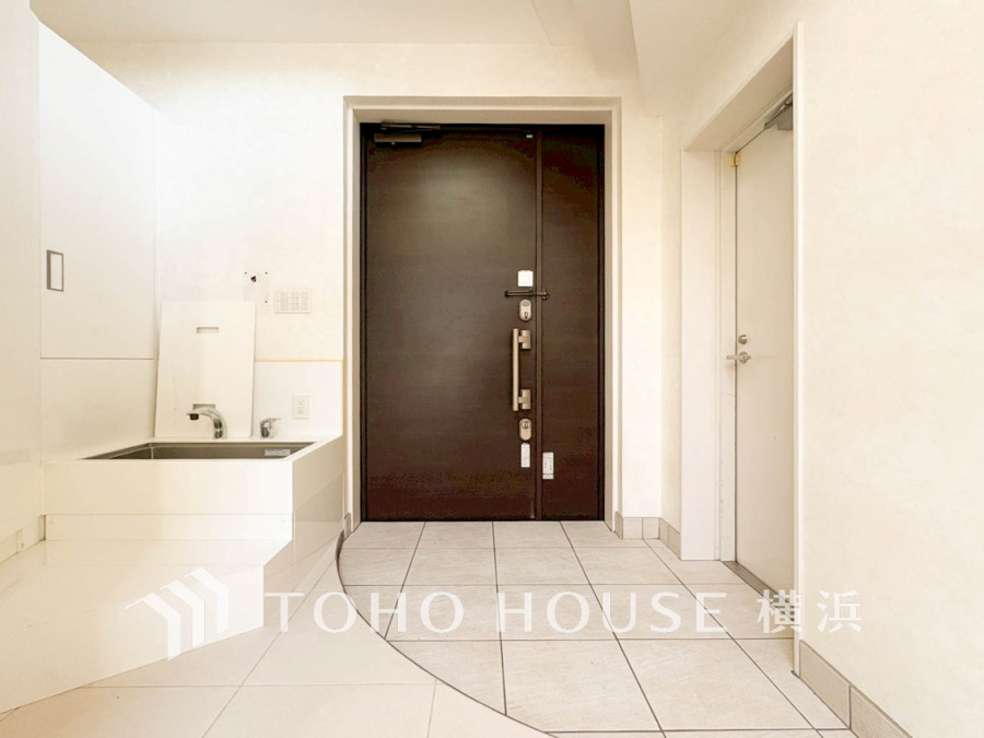 上質感漂う玄関と廊下。居住者の帰り、訪れる方を優しく迎える・安らぎに満ちた生活空間を予感させる。健やかな暮らしを楽しめることでしょう。