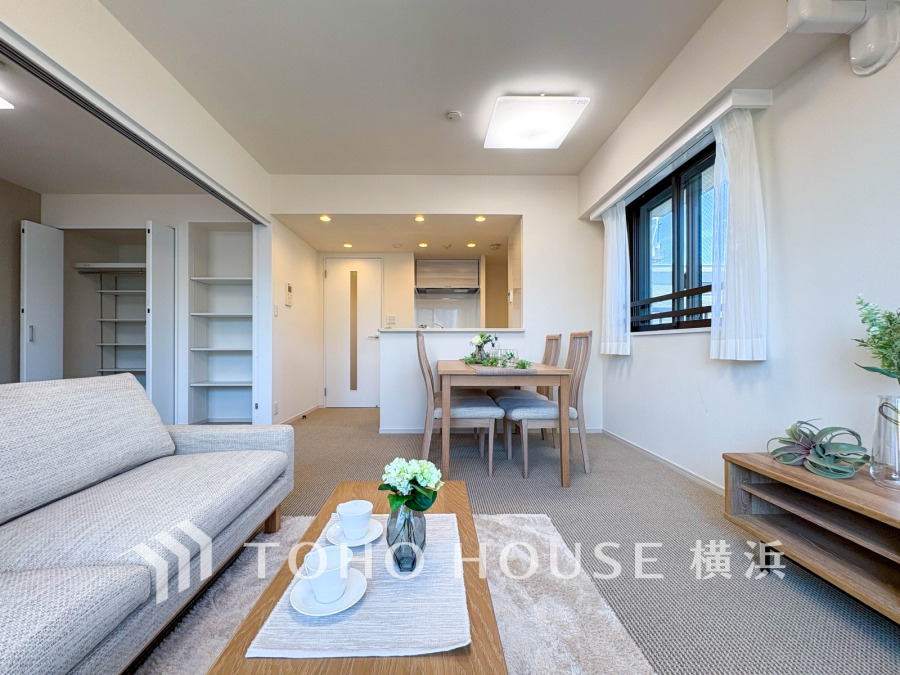 明るく開放的な空間が広がるLDK。室内には豊かな陽光が注ぎ込み、爽やかな住空間を演出。
