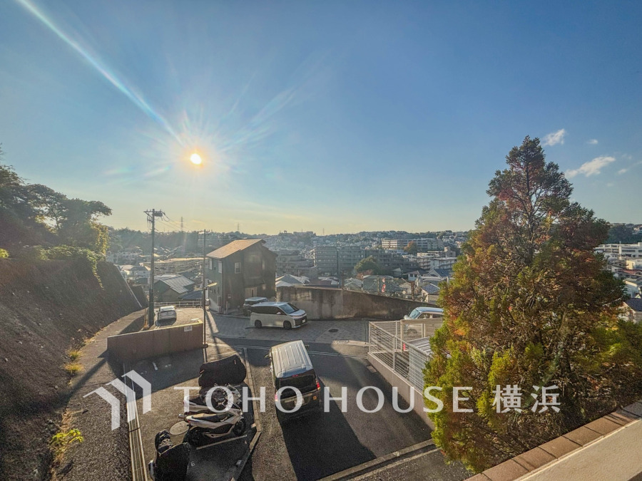 開放感があり、遮るものもなく気持ちのいい景色が広がります。お部屋にも爽やかな風と暖かく柔らかな日差しが差し込み、毎日の暮らしを豊かに彩ります。