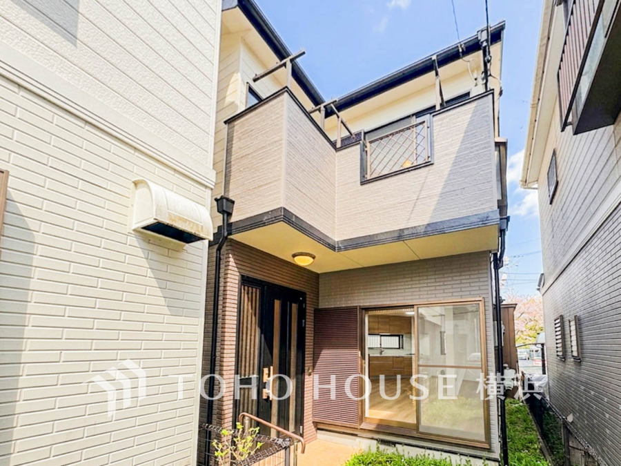 ふりそそぐ陽射しと開放的な空間形成。青空を背景に更なる美しさを醸す佇まい。暖かな陽光と爽やかな風がハーモニーを奏でる上質な空間を愉しむ暮らしがここにある。