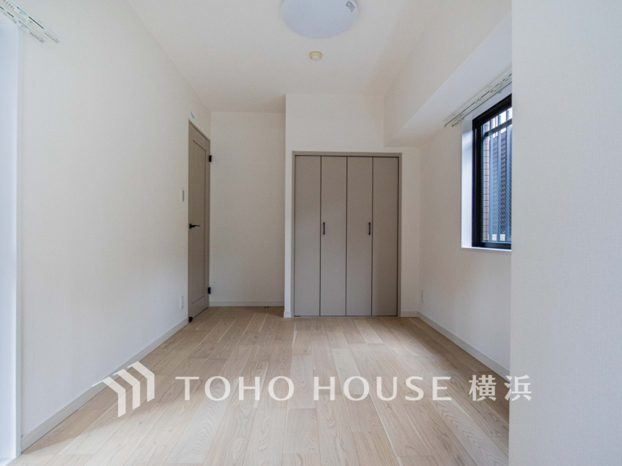 シンプルで明るい洋室は収納充実、窓から自然光が差し込み快適な居住空間を実現しています。