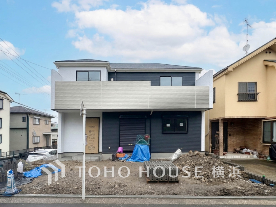 【2026年3月撮影】時代の流れに惑わされないシックなカラートーンで街並みに溶け込む外観は、主張し過ぎず、また平凡になり過ぎず絶妙なコントラストで輝きを放ちます。