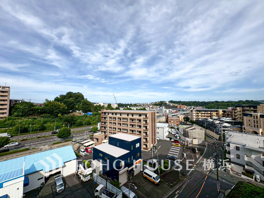 開放感があり、遮るものもなく気持ちのいい景色が広がります。お部屋にも爽やかな風と暖かく柔らかな日差しが差し込み、毎日の暮らしを豊かに彩ります。