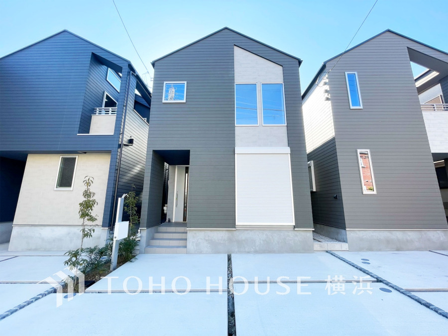 堂々たる趣ながら、主張し過ぎずどこか余裕を感じさせるシャープなフォルムで佇む邸宅は、晴天の空と照らし合わせる事で、本来あるべき完成形の姿を見せてくれます。