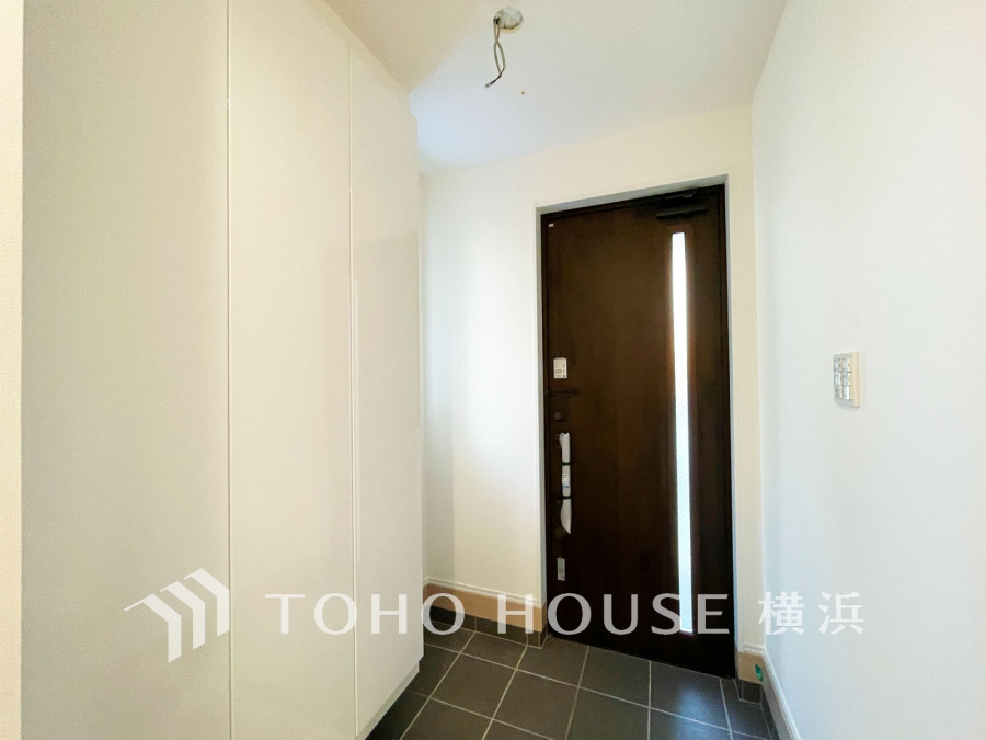 収納豊富な玄関スペース。落ち着いた色を基調としたゆとりある空間です。
