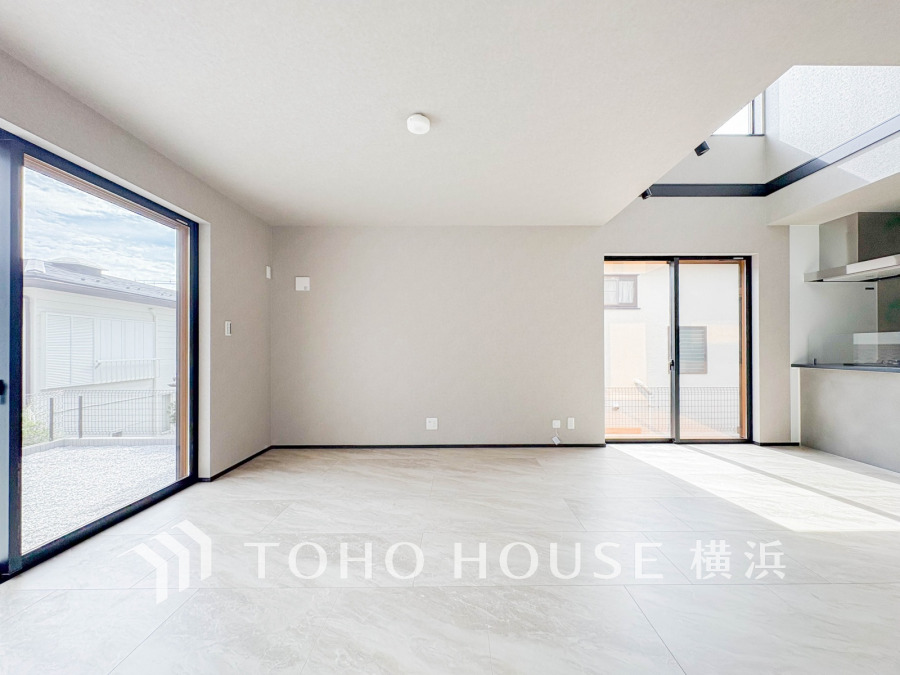 和やかで洗練された空間演出。寛ぎとコミュニケーションを育む場所。柔らかな陽射しが広がり、室内に開放感と爽快感をもたらします。