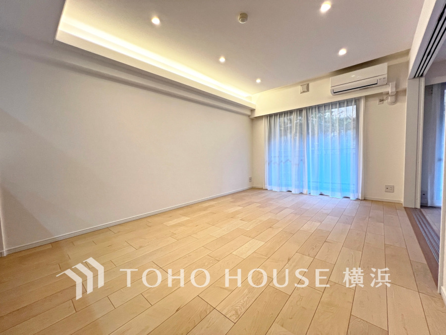 リビングダイニングは折り上げ天井・間接照明の高級感のある空間です