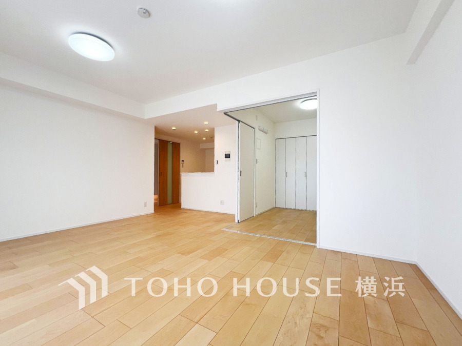 リビングに隣接した洋室の引き戸を開け放して空間を共有しながら開放的に使うこともできます。
