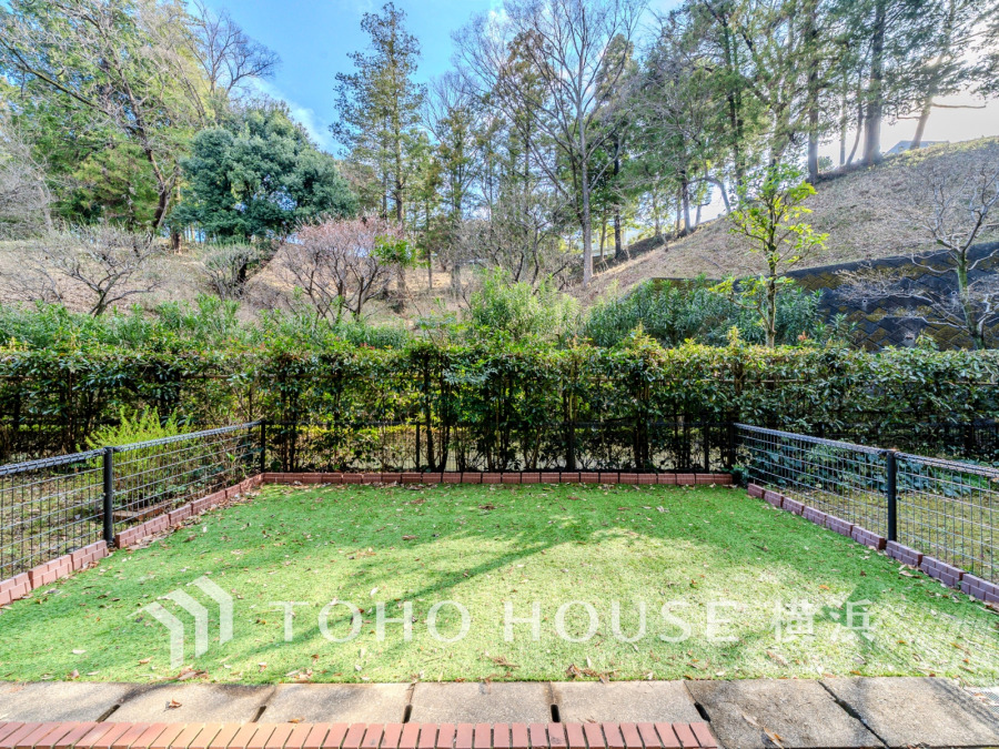 豊かな自然に囲まれた専用庭付きの落ち着いたお住まい。陽当たり良好な南向きのプライベート空間です。