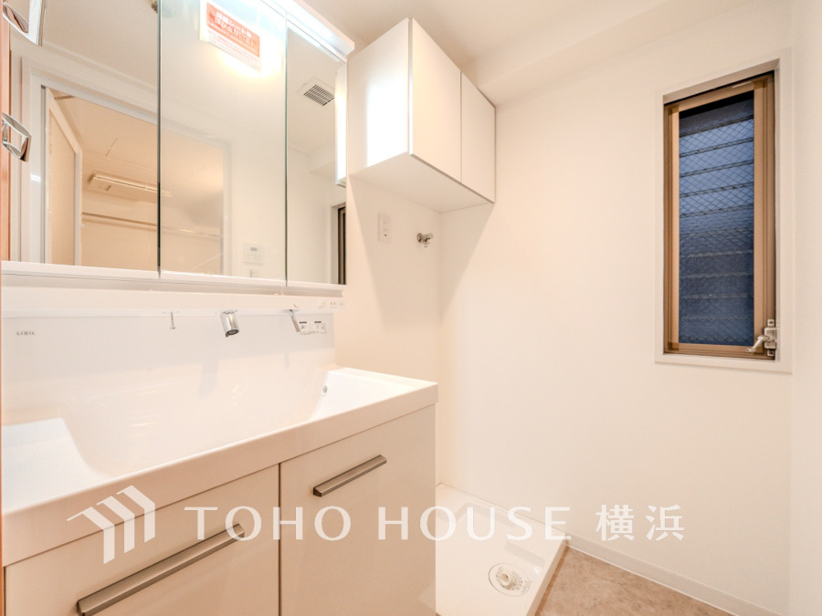 十分な大きさの洗面台は収納もさる事ながら、身だしなみチェックや歯磨きなど、朝の慌ただしい時間でもホテルライクなスペースで余裕とゆとりを感じて頂けます。