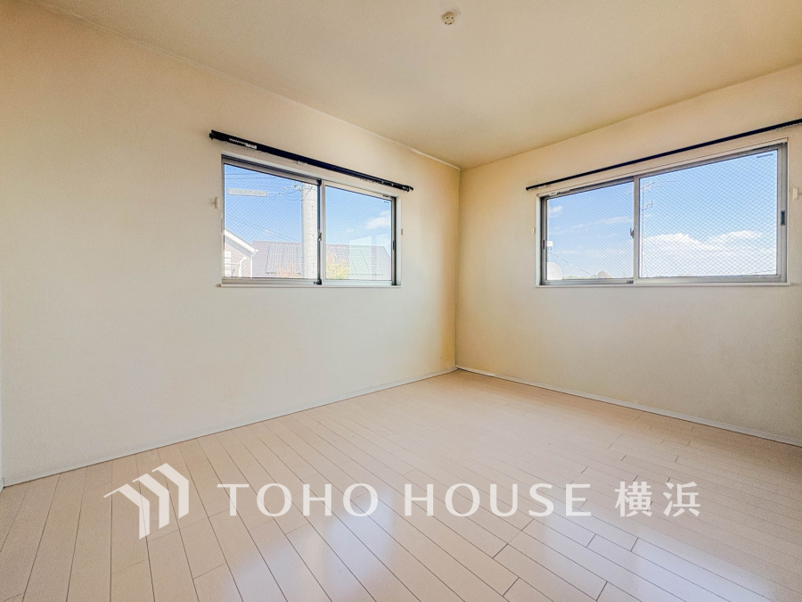 ２面採光の居室は快適な光を取り入れ、心地よい風を取り入れます♪収納スペースもあり、生活しやすい居住スペースです。