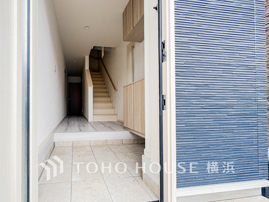ゆとりある玄関ホールは明るく清潔感があり、階段や収納も使いやすい設計で家族を迎える温かい空間です。