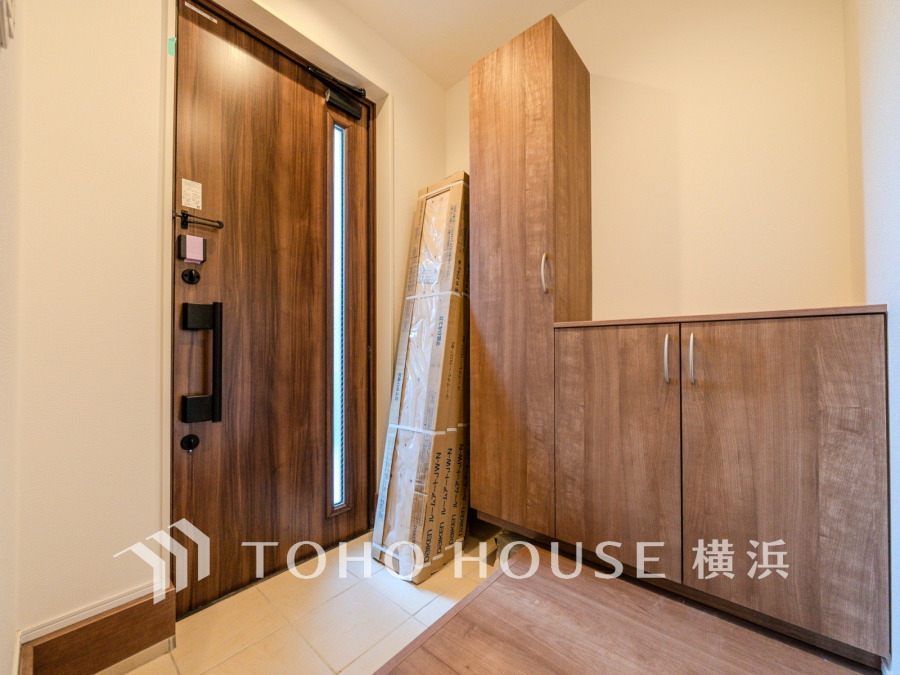 収納力の豊富なシューズボックスを設置した玄関スペース。ウッド調の落ち着きある空間です。
