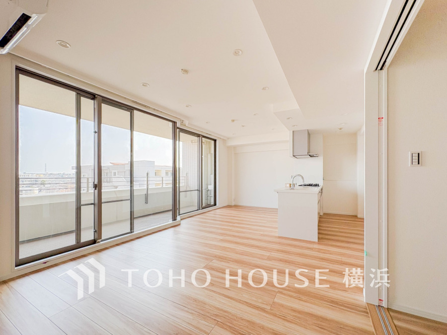 家族と過ごすひと時を溢れる光が優しく包み込むリビングダイニング。家族とともに、心穏やかに過ごすひととき。家族との時間、自分の時間を大切にできる空間がここにあります。