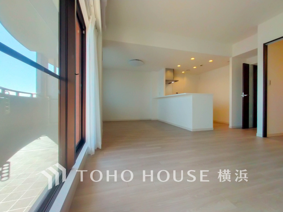 大きな窓からたっぷり光が差し込む、開放感あふれるLDK空間です。