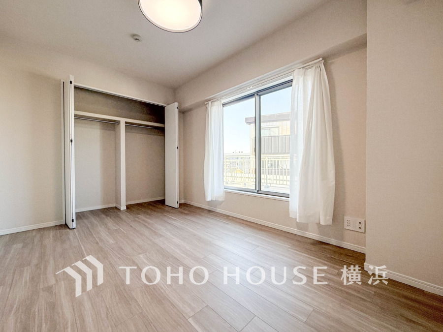 大きな窓からたっぷりと陽光が注がれる明るい空間。家族の成長に対応できる永住仕様の間取り。時を忘れて過ごす場所として過ごせるお部屋。